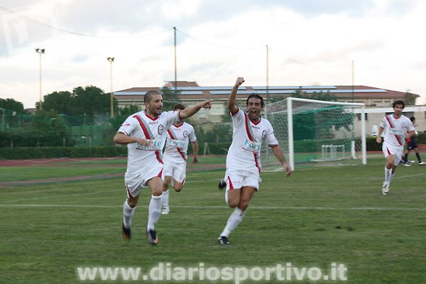 Omar Floris esulta con Dentoni dopo il gol dell'1-1